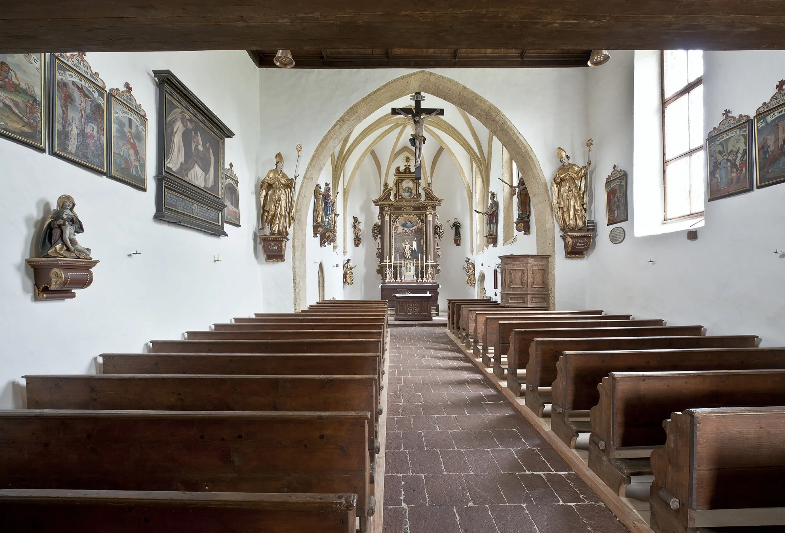 Altar und Kirchenbänke der Filialkirche am Buchberg