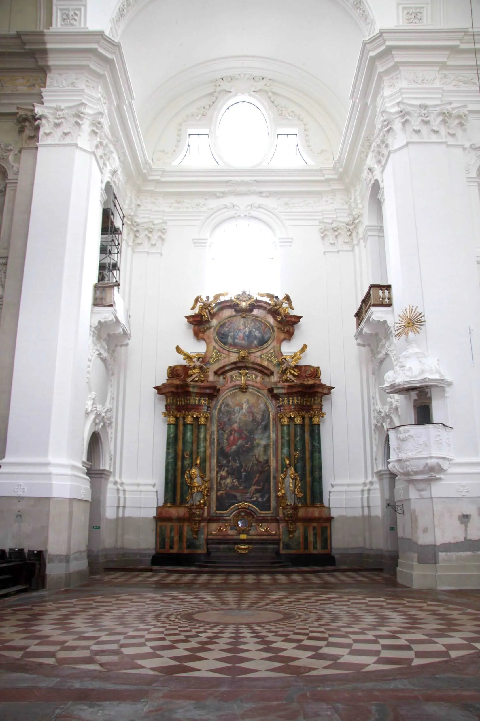 restaurierter Altar der Kollegienkirche