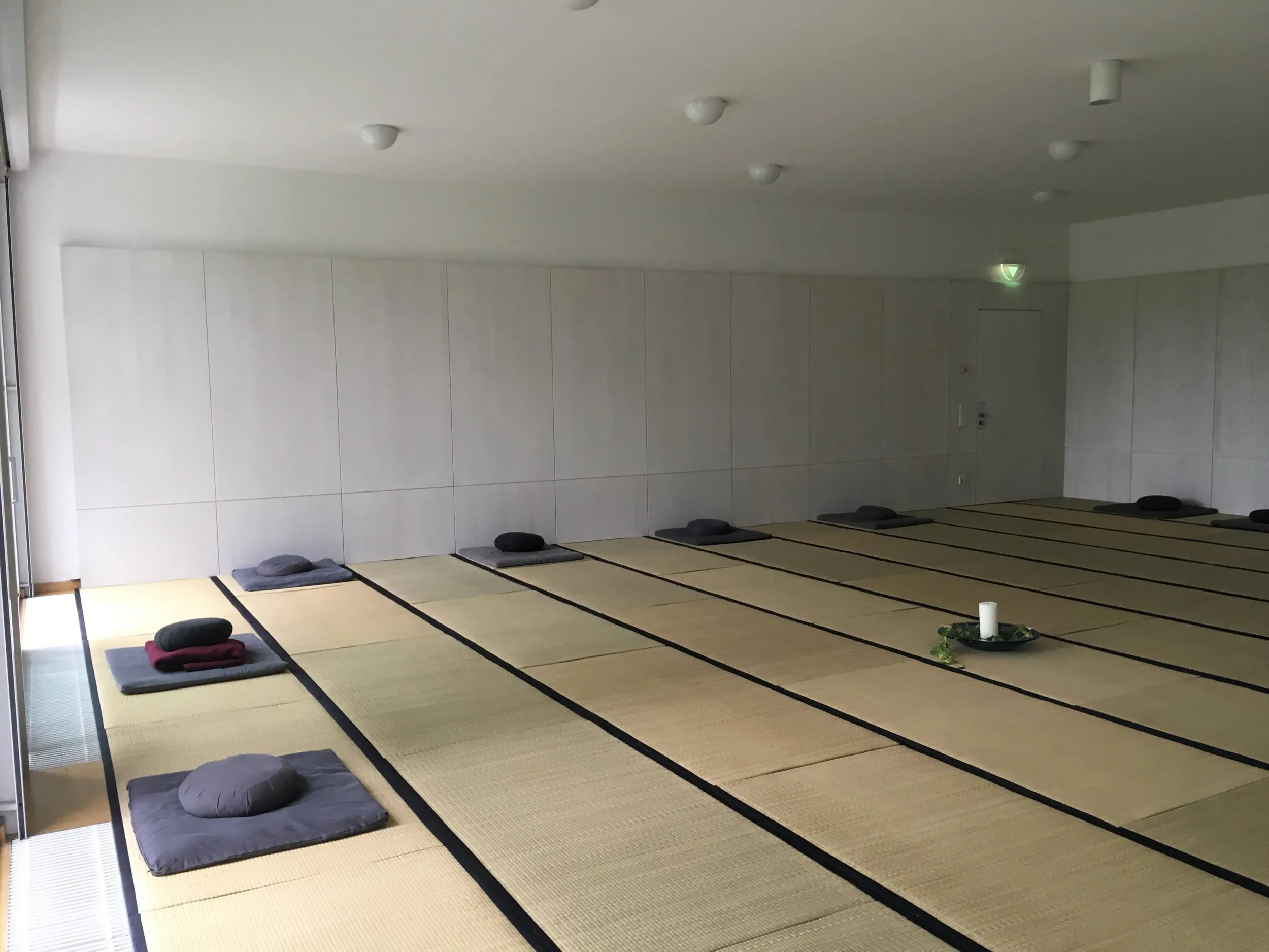 Meditationsraum nach der Restaurierung mit Kerze in der Mitte des Raumes